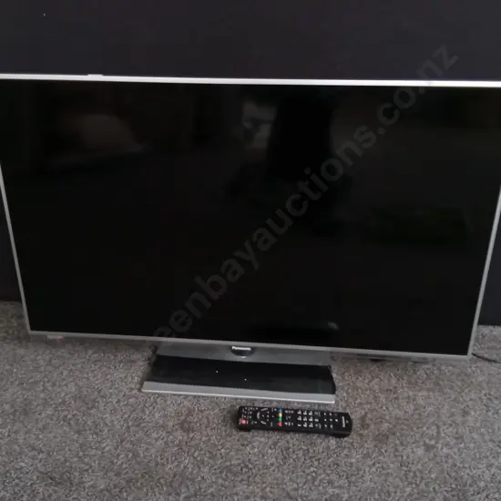 PANASONIC FLAT SCREEN TV WITH REMOTE, WORKING, W 95.5 CM