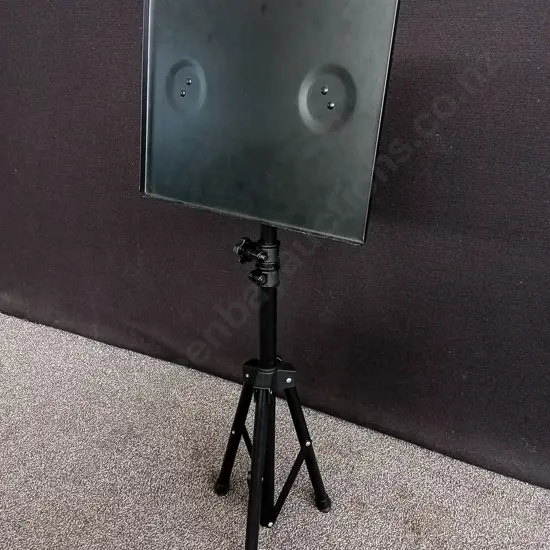 ADJUSTABLE TRIPOD STAND WITH FLAT UTILITY PLATE, H 95 CM