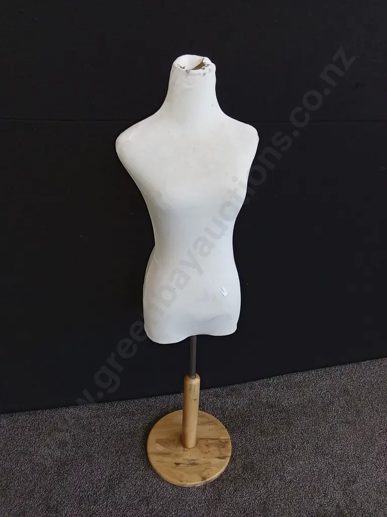 FEMALE MANNEQUIN, H 1.24 M Image 1++