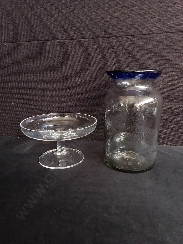 GLASS PEDESTAL SERVER AND COBALT BLUE RIMMED VASE, TALLEST 21.5 CM Image 1++