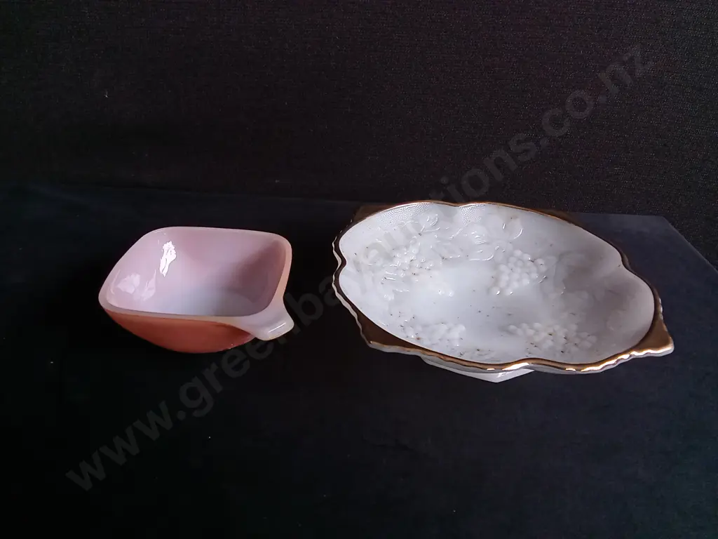 VINTAGE ANCHOR HOCKING WHITE MILK GRAPE DESIGN GLASS BOWL AND CROWN PYREX RAMEKIN, LARGEST W 25 CM Image 1++