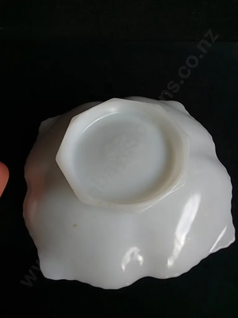 VINTAGE ANCHOR HOCKING WHITE MILK GRAPE DESIGN GLASS BOWL AND CROWN PYREX RAMEKIN, LARGEST W 25 CM Image 1++