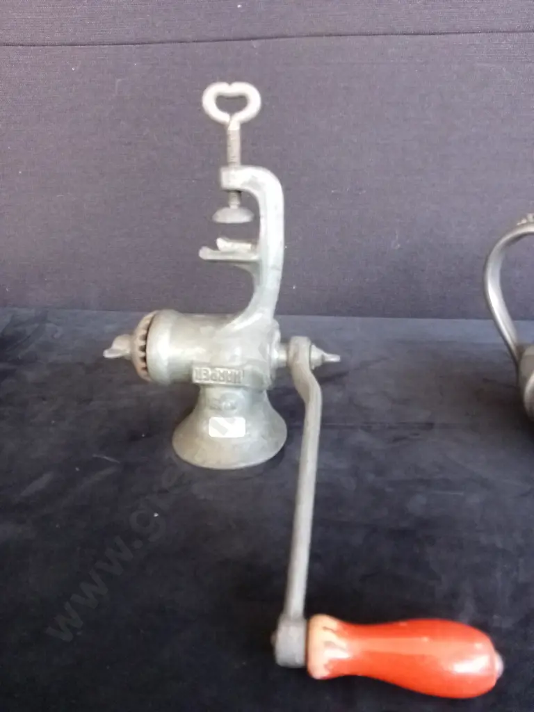PEWTER TEAPOT H16CM AND A VINTAGE CAST IRON FOOD GRINDER Image 1++