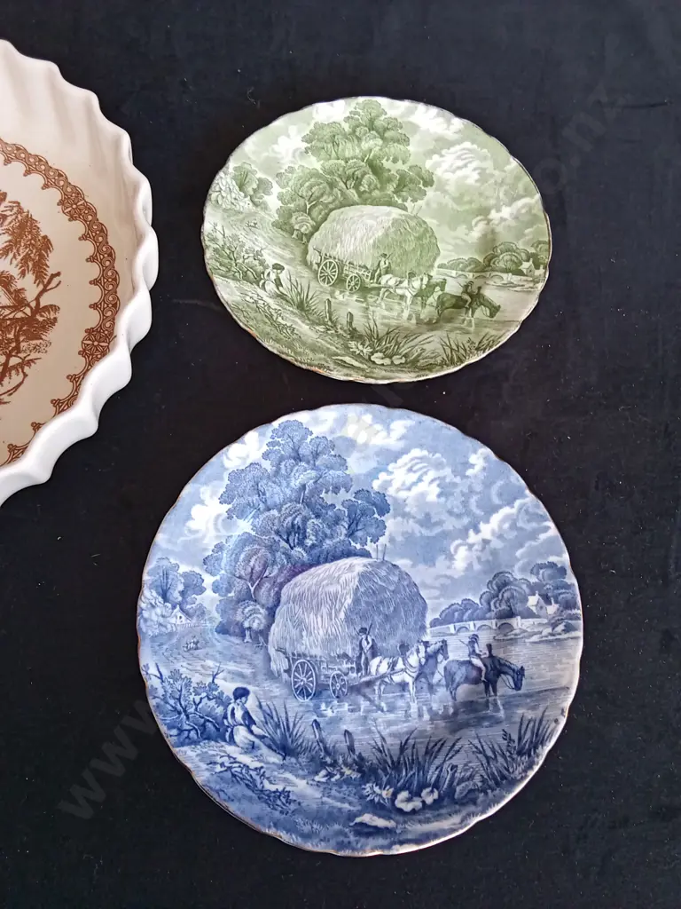 3 DECORATIVE DISHES 1 IS CROWN LYNN LARGEST L24CM Image 1++