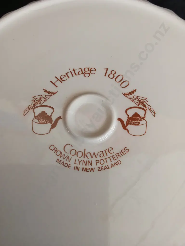 3 DECORATIVE DISHES 1 IS CROWN LYNN LARGEST L24CM Image 1++