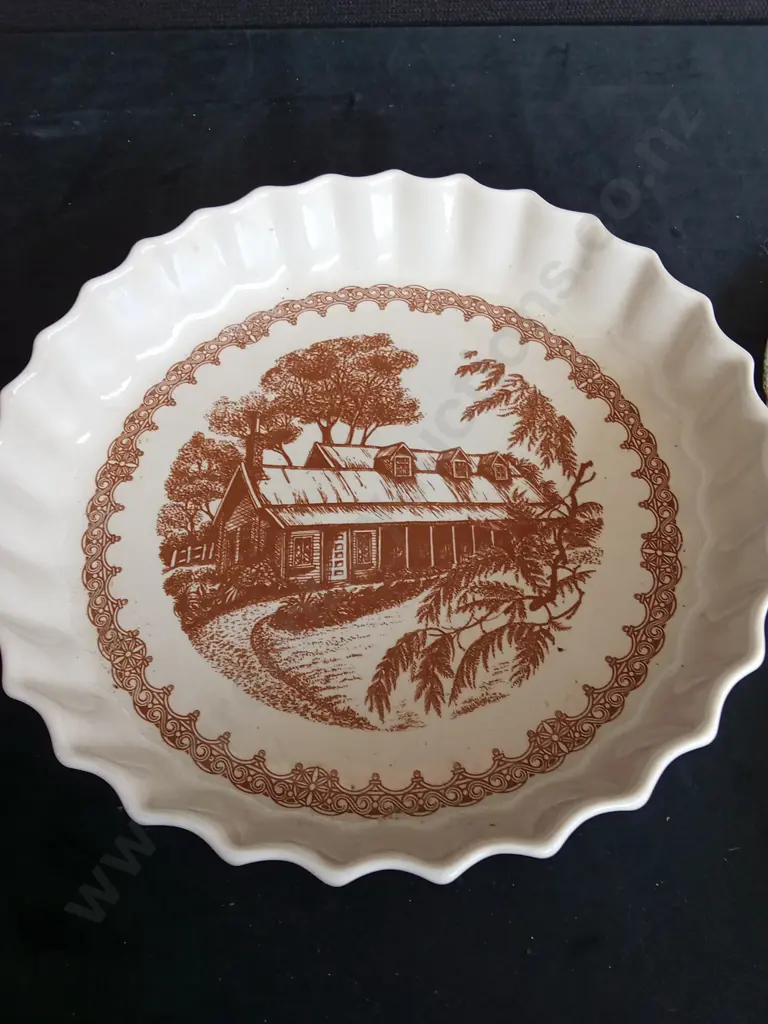 3 DECORATIVE DISHES 1 IS CROWN LYNN LARGEST L24CM Image 1++