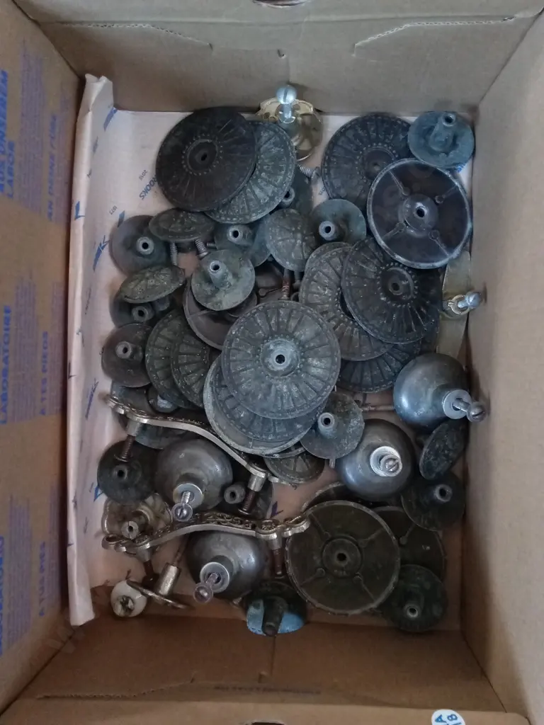 BOX OF VINTAGE HANDLES/ HARDWARE Image 1++