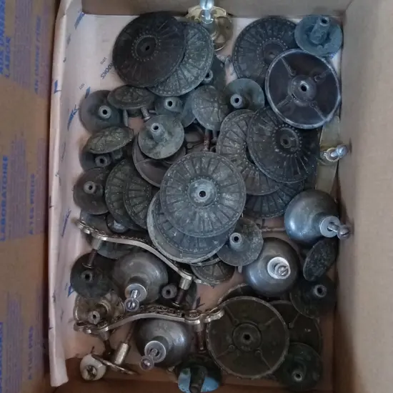 BOX OF VINTAGE HANDLES/ HARDWARE