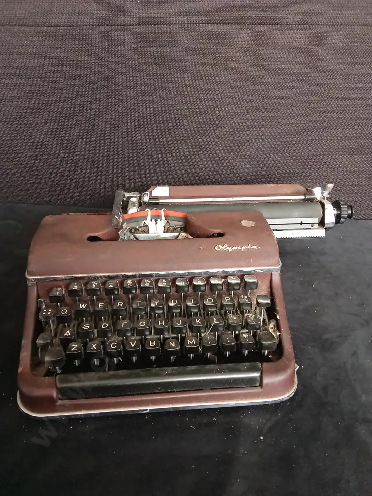 VINTAGE OLYMPIA TYPEWRITER Image 1++
