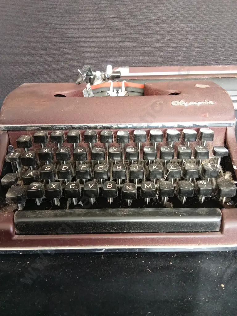 VINTAGE OLYMPIA TYPEWRITER Image 1++
