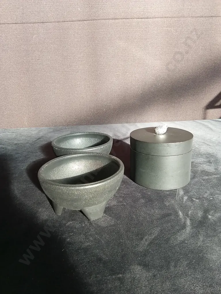 TRINKET DISH WITH A FISH H10CM AND 2 BLACK BOWLS H5CM Image 1++