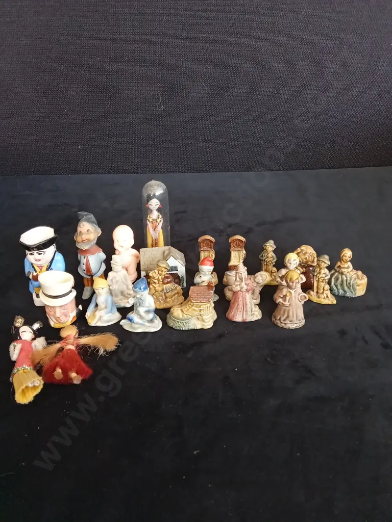 COLLECTION OF VINTAGE WADE NURSERY RHYME FIGURINES AND OTHER ITEMS Image 1++