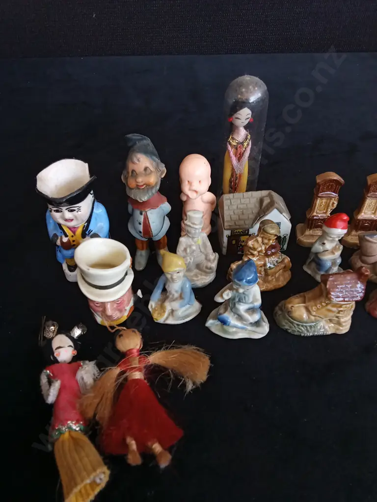COLLECTION OF VINTAGE WADE NURSERY RHYME FIGURINES AND OTHER ITEMS Image 1++