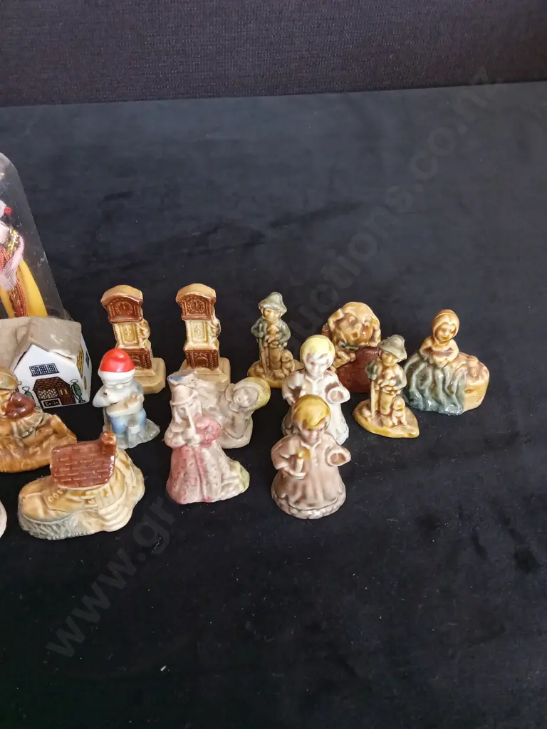 COLLECTION OF VINTAGE WADE NURSERY RHYME FIGURINES AND OTHER ITEMS Image 1++