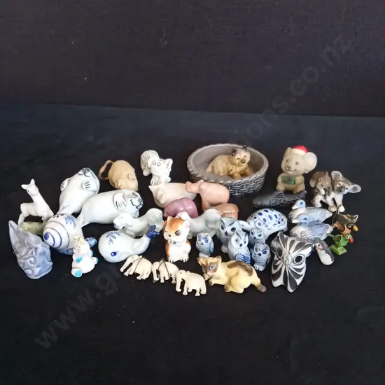 COLLECTION OF SMALL ANIMAL FIGURES TALLEST H4CM