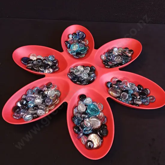 FLOWER SERVING DISH AND DECORATIVE STONES, WIDEST DIA 42 CM