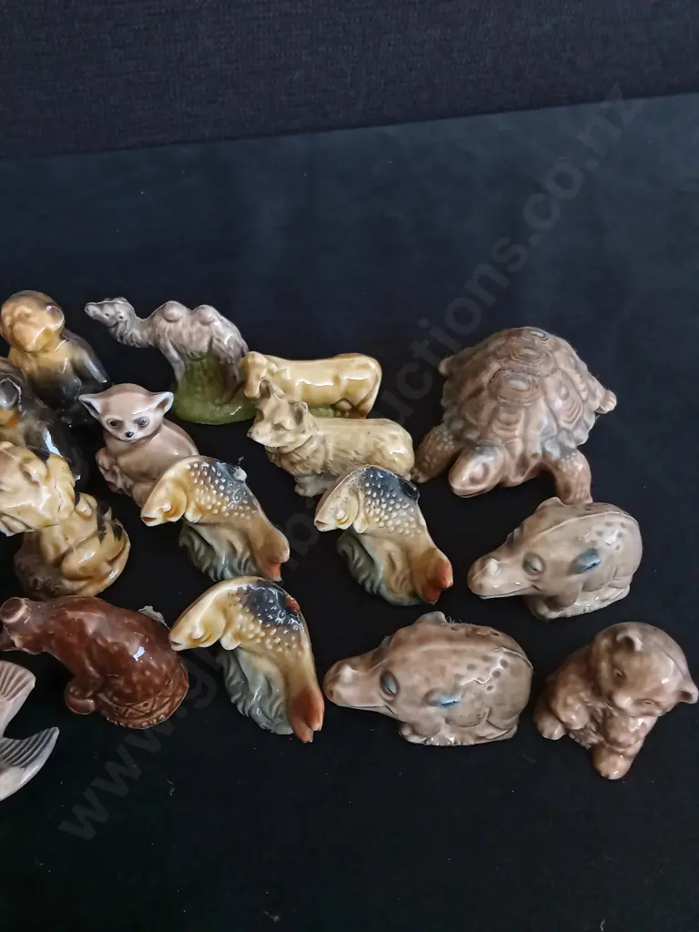 COLLECTION OF WADE WHIMSIES SMALL PORCELAIN ANIMALS TALLEST H5CM Image 1++