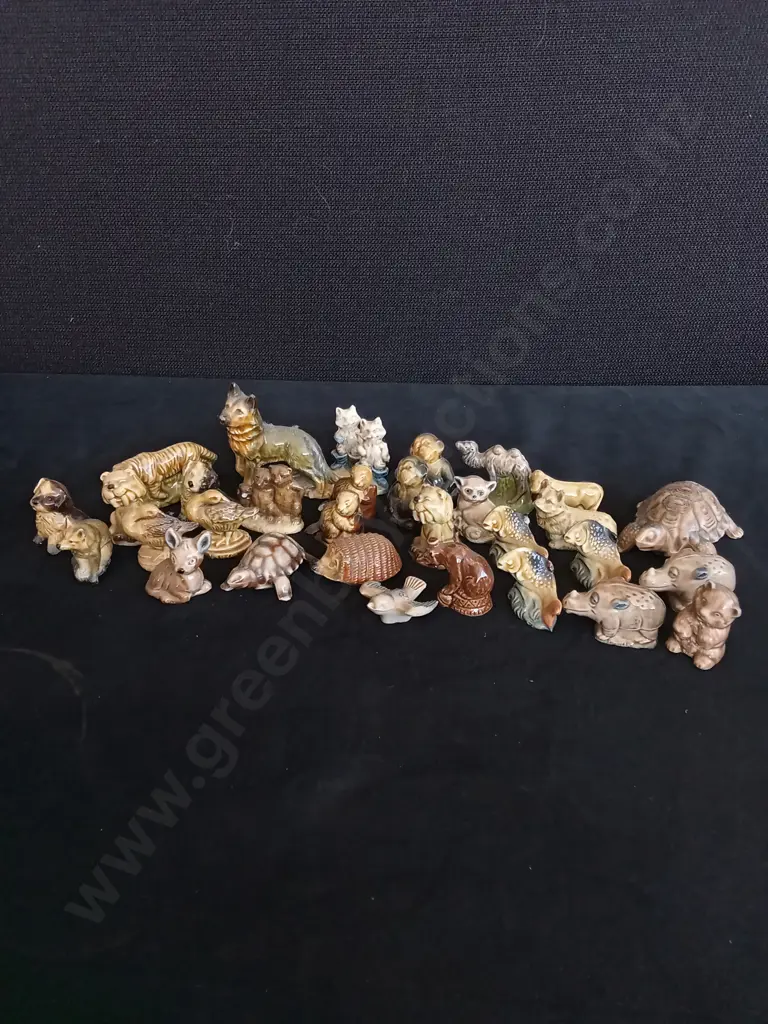 COLLECTION OF WADE WHIMSIES SMALL PORCELAIN ANIMALS TALLEST H5CM Image 1++