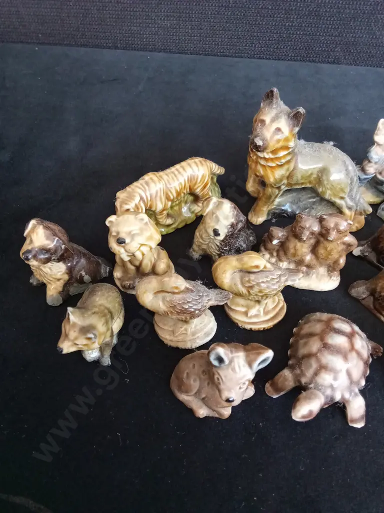 COLLECTION OF WADE WHIMSIES SMALL PORCELAIN ANIMALS TALLEST H5CM Image 1++