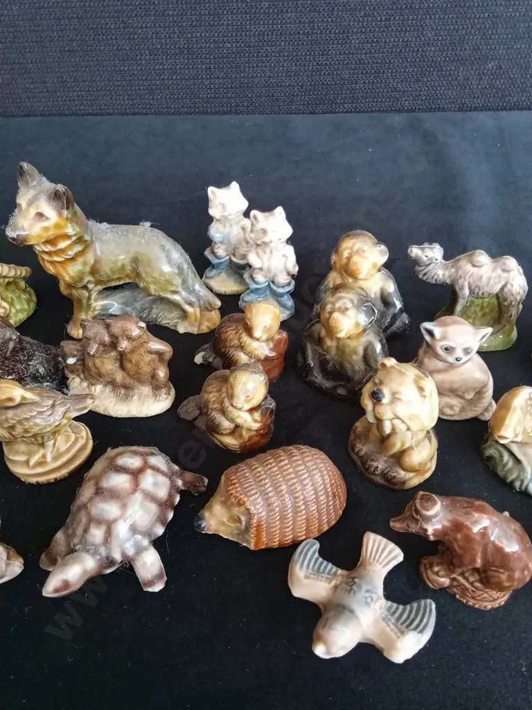 COLLECTION OF WADE WHIMSIES SMALL PORCELAIN ANIMALS TALLEST H5CM Image 1++