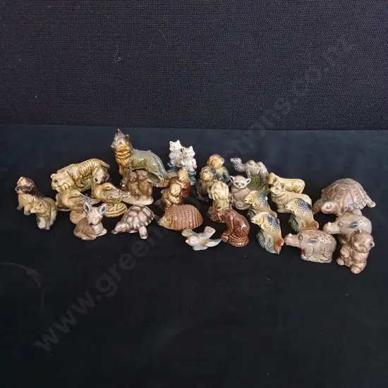 COLLECTION OF WADE WHIMSIES SMALL PORCELAIN ANIMALS TALLEST H5CM