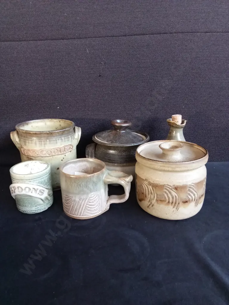 COLLECTION OF POTTERY TALLEST H12.5 Image 1++