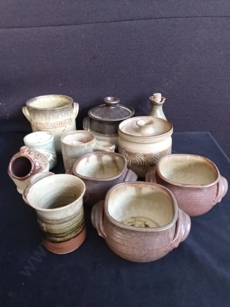 COLLECTION OF POTTERY TALLEST H12.5 Image 1++
