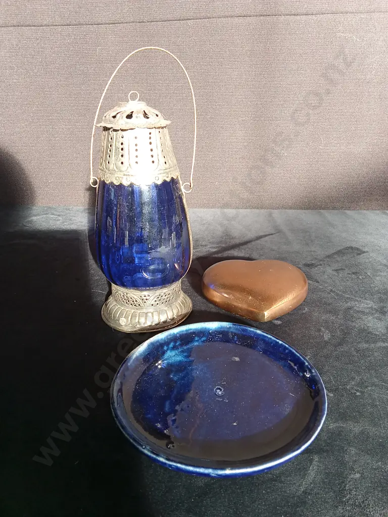 ORNATE MOROCCAN LANTERN H26CM BRONZE COLOURED HEART AND BLUE TRAY L15CM Image 1++