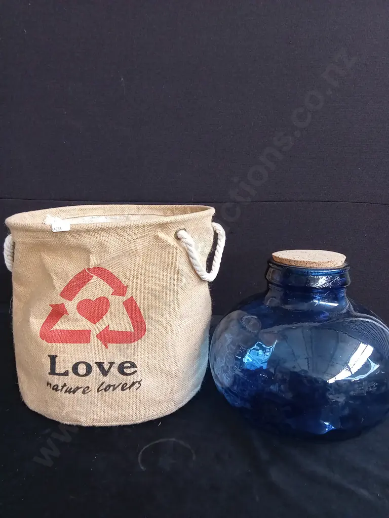 COBALT BLUE GLASS VASE H25CM IN A NATURE LOVERS BAG Image 1++