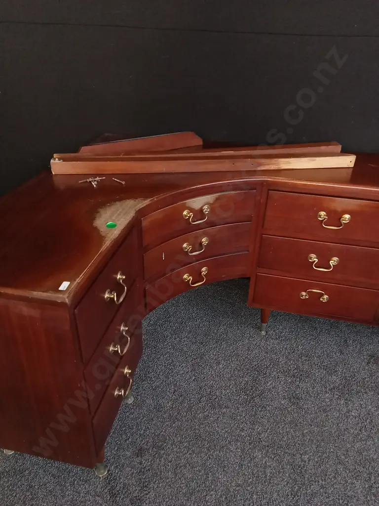 VINTAGE MAHOGANY SERPENTINE FRONT DRESSER WITH A CURVED DESIGN AND MIRROR, D 1.08 M X W 2.34 M X H 69 CM Image 1++