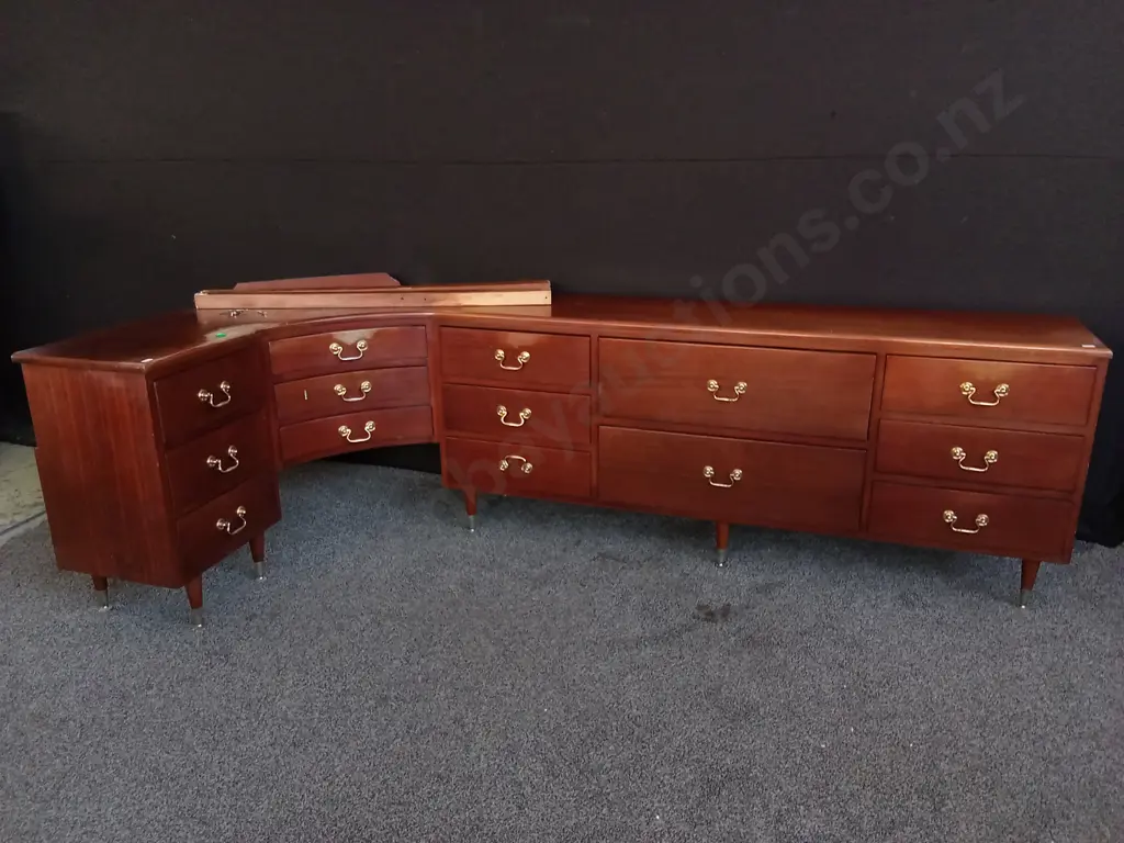 VINTAGE MAHOGANY SERPENTINE FRONT DRESSER WITH A CURVED DESIGN AND MIRROR, D 1.08 M X W 2.34 M X H 69 CM Image 1++