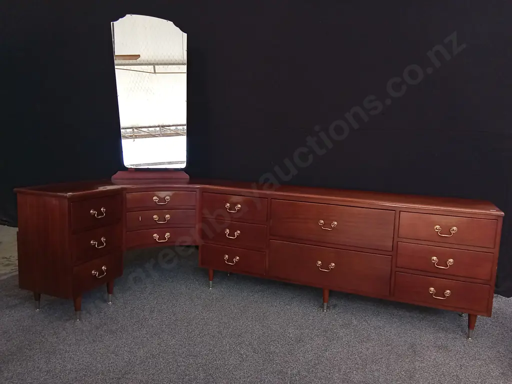 VINTAGE MAHOGANY SERPENTINE FRONT DRESSER WITH A CURVED DESIGN AND MIRROR, D 1.08 M X W 2.34 M X H 69 CM Image 1++