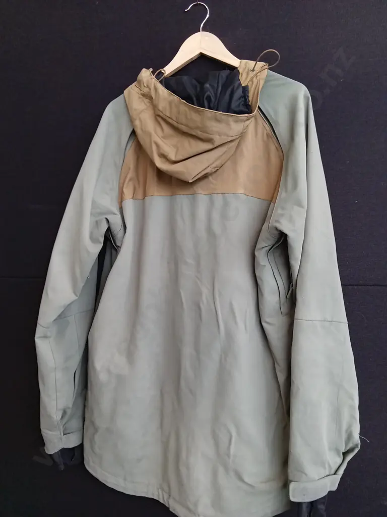 DC WATER PROOF HOODED JACKET SIZE XL Image 1++