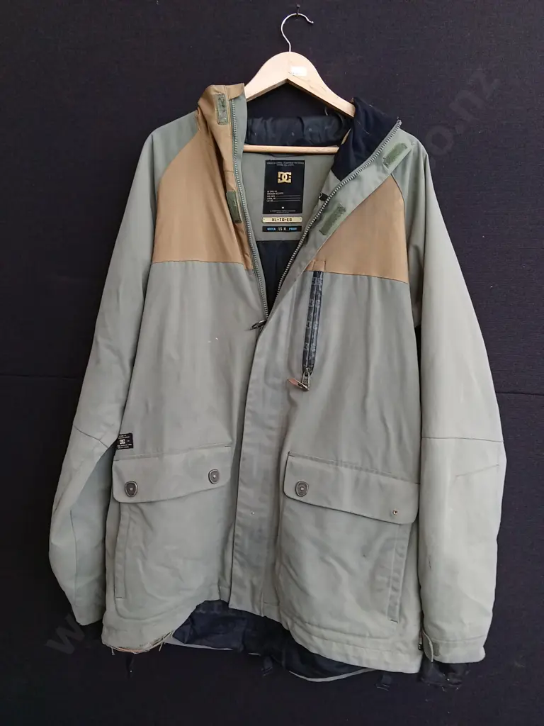 DC WATER PROOF HOODED JACKET SIZE XL Image 1++