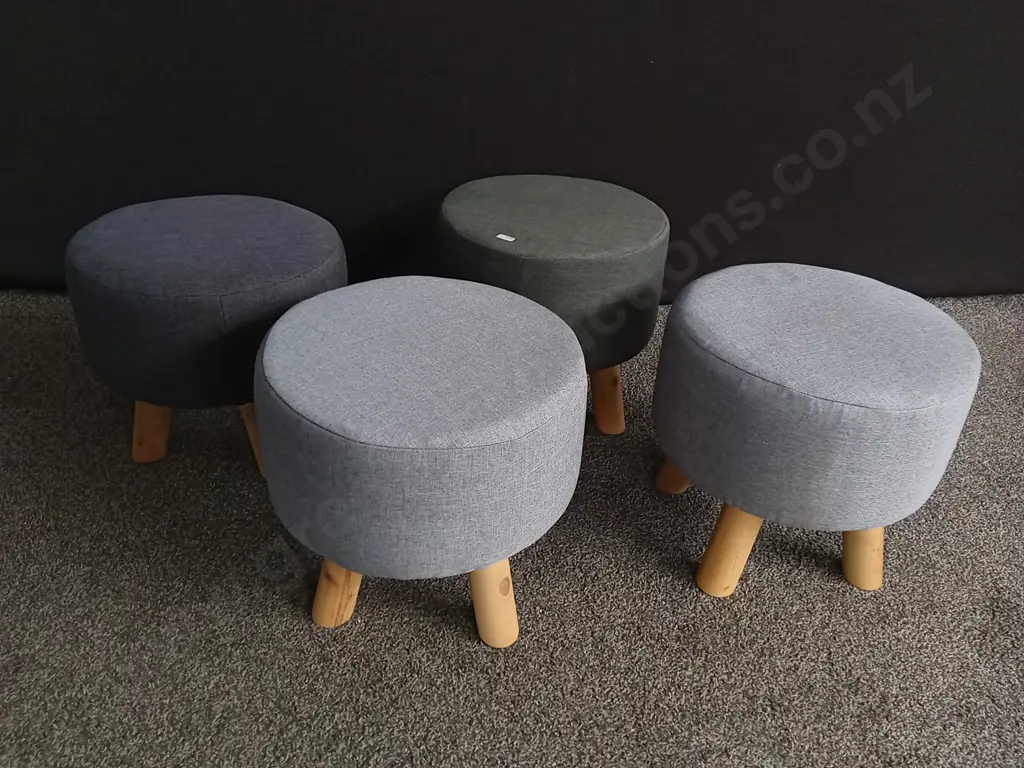 4 GREY OTTOMANS, H 32 CM Image 1++