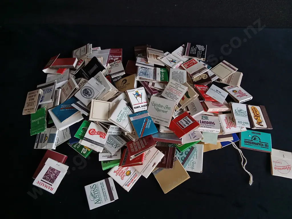 MIX OF VINTAGE MATCHBOOKS Image 1++