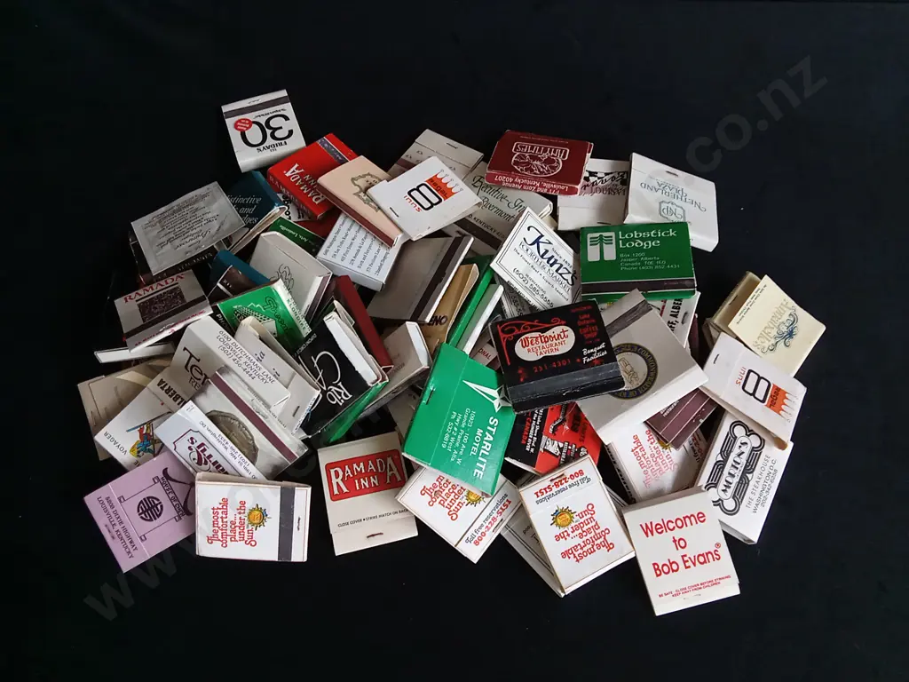 MIX OF VINTAGE MATCHBOOKS Image 1++