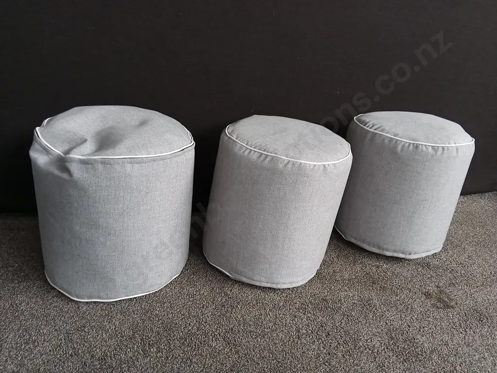 3 GREY POUFS, H 41 CM Image 1++