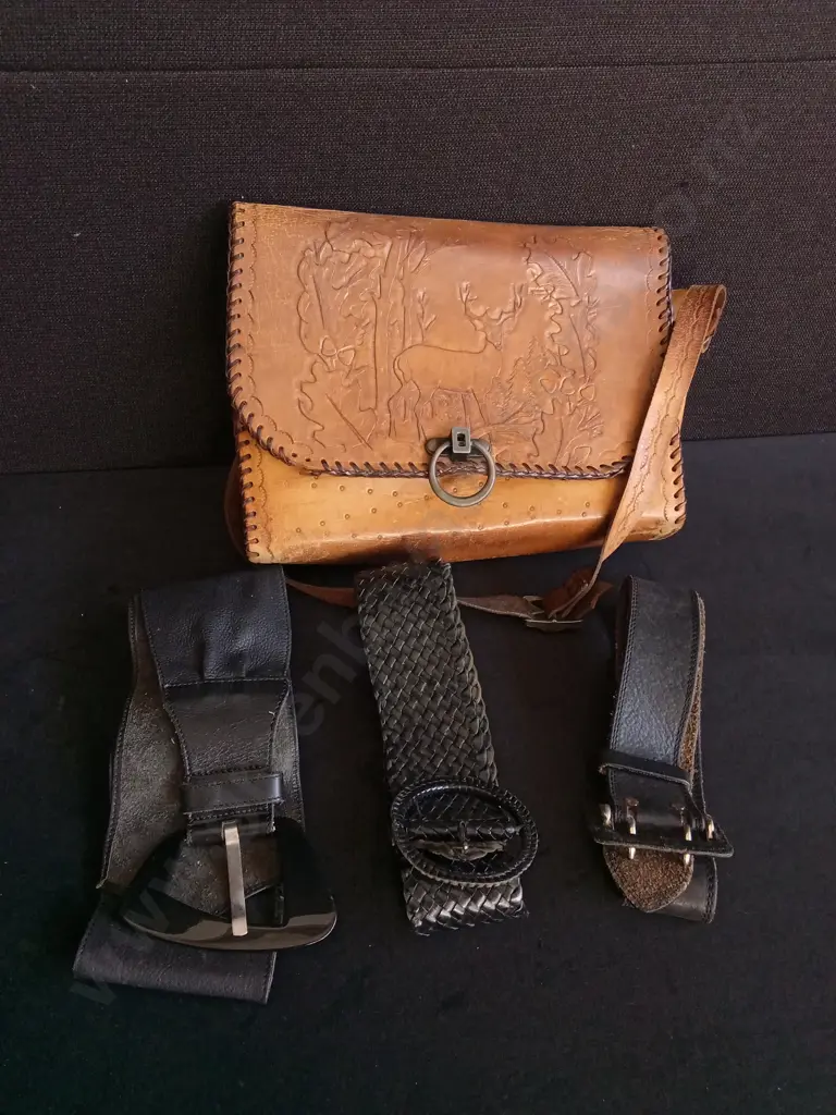 LEATHER HANDBAG AND 3 BELTS, BAG W 30 CM Image 1++