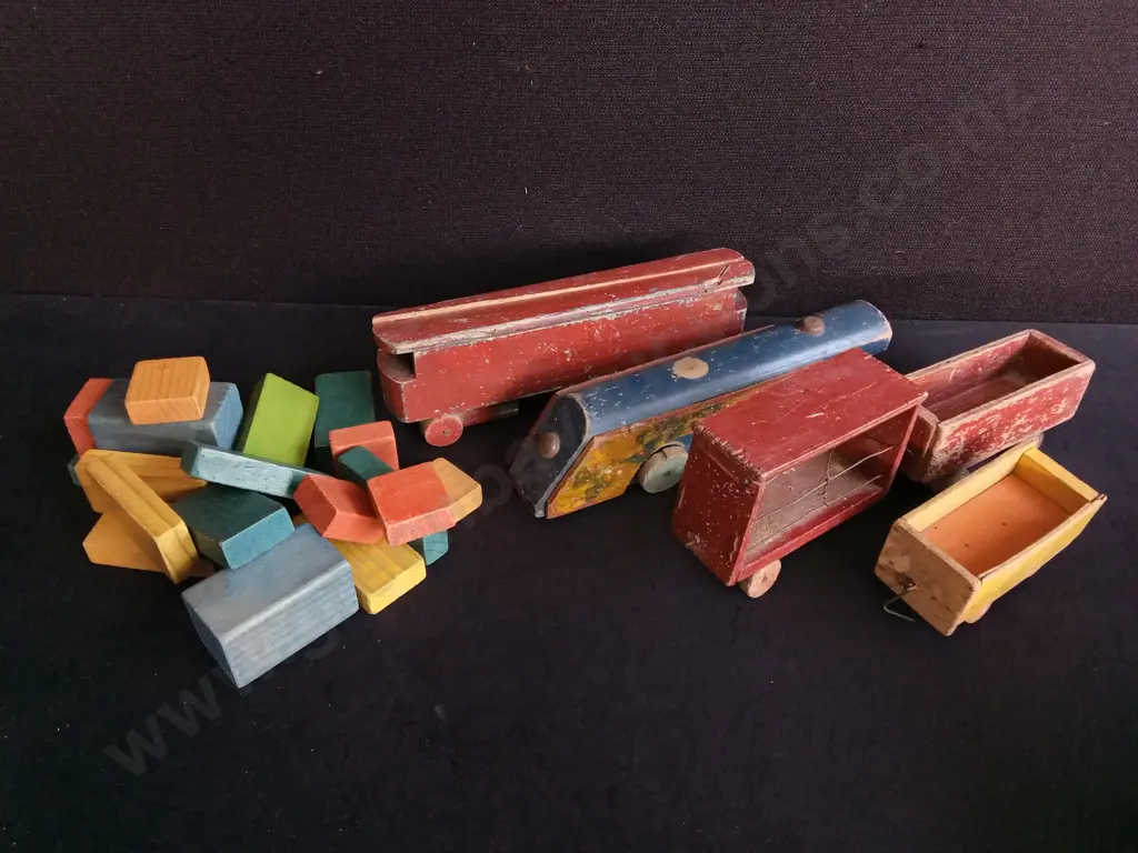 VINTAGE NZ MADE WOODEN STREAMLINE TRAIN SET AND VINTAGE WOODEN BLOCKS Image 1++