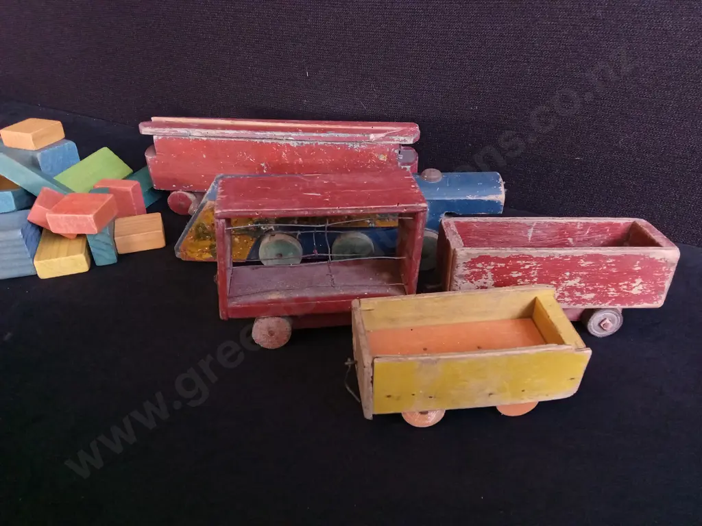 VINTAGE NZ MADE WOODEN STREAMLINE TRAIN SET AND VINTAGE WOODEN BLOCKS Image 1++