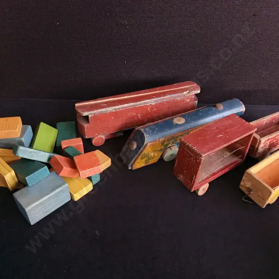 VINTAGE NZ MADE WOODEN STREAMLINE TRAIN SET AND VINTAGE WOODEN BLOCKS