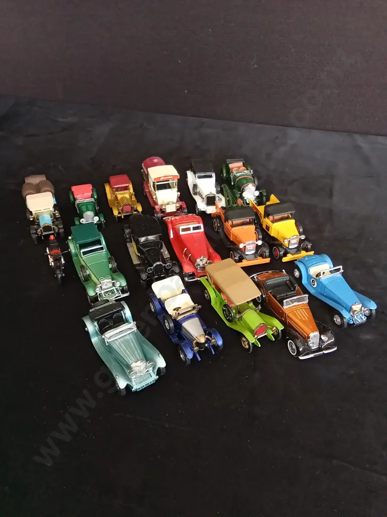 COLLECTION OF VINTAGE MODEL CARS Image 1++