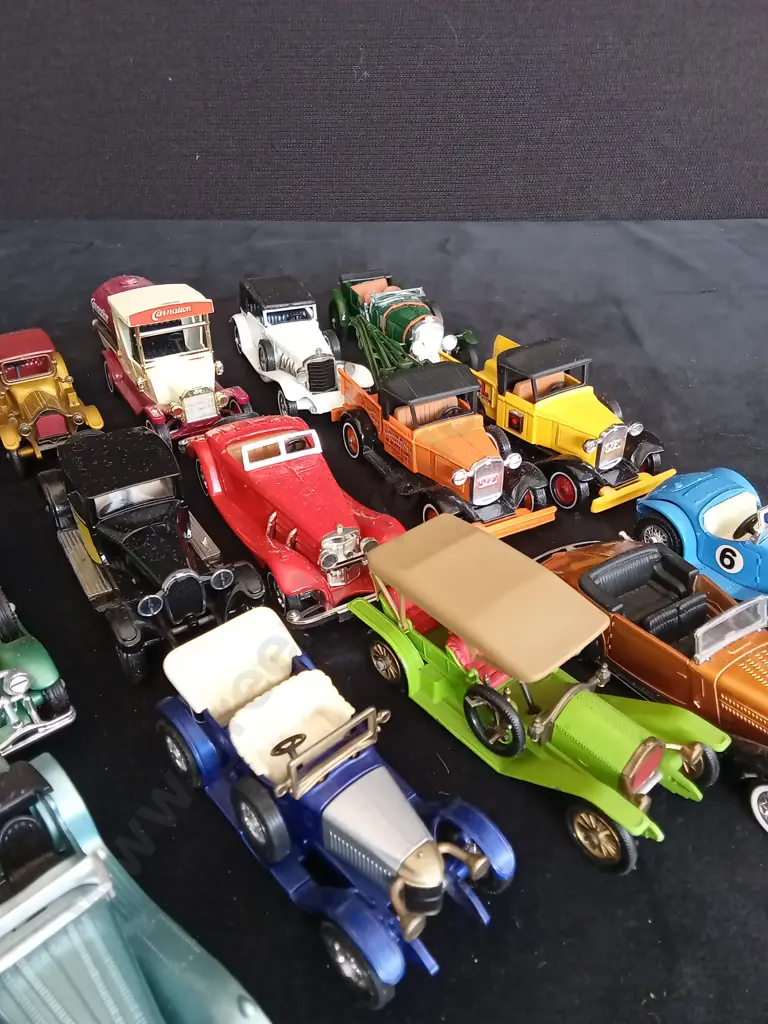 COLLECTION OF VINTAGE MODEL CARS Image 1++