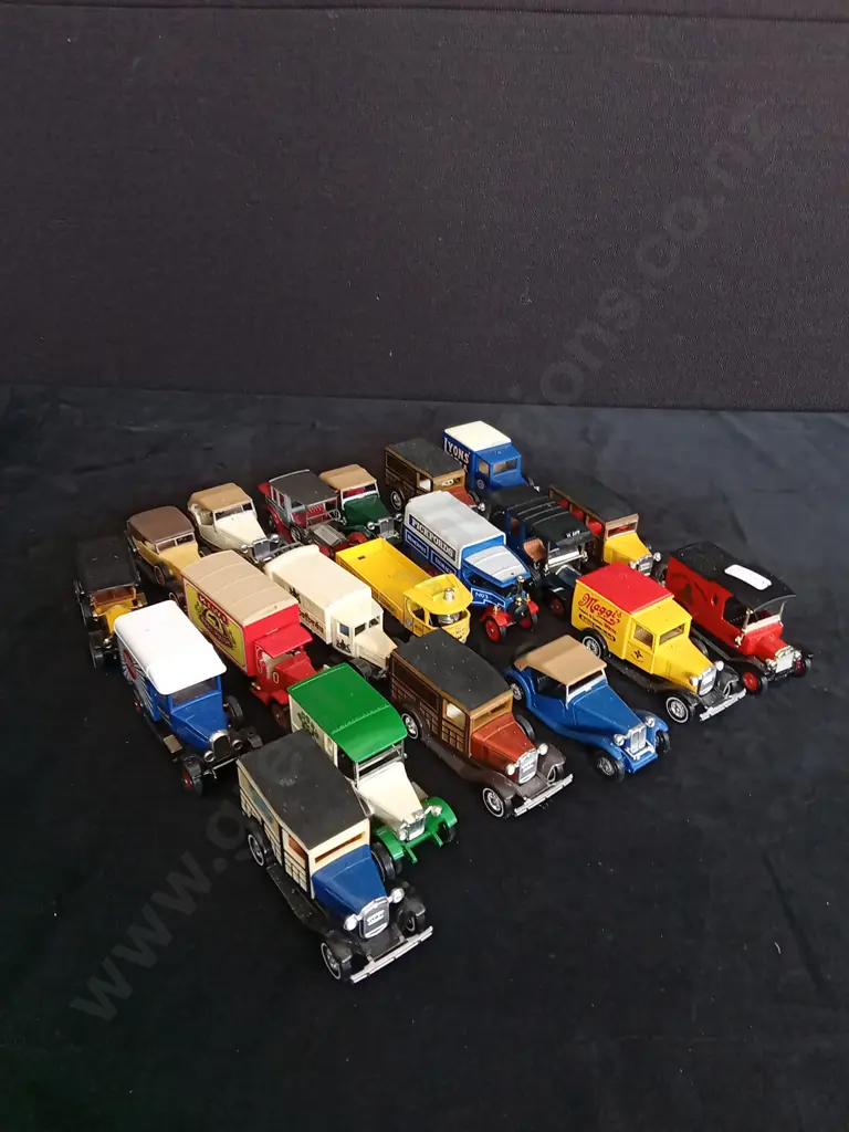 COLLECTION OF VINTAGE MODEL CARS Image 1++