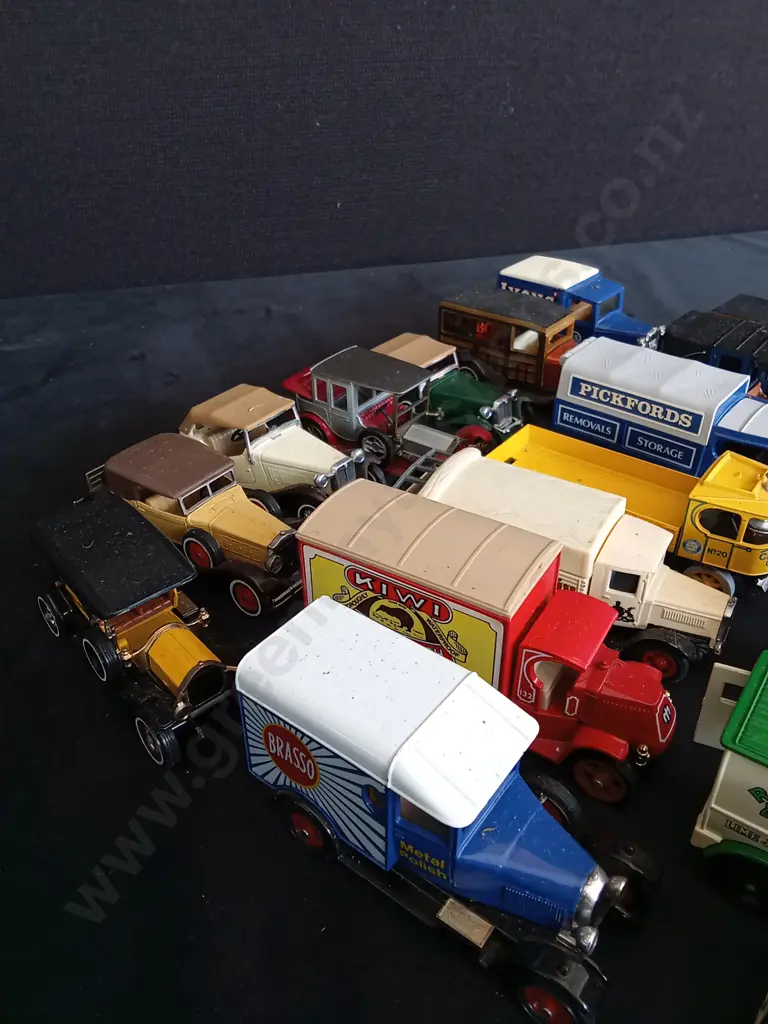 COLLECTION OF VINTAGE MODEL CARS Image 1++