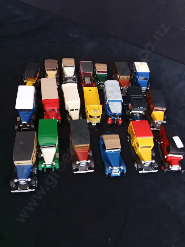 COLLECTION OF VINTAGE MODEL CARS Image 1++