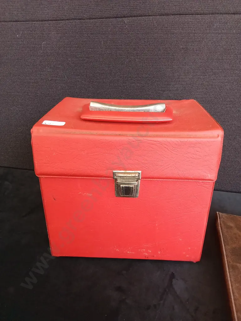 RED VINTAGE CASE H19CM AND 2 FULL VINTAGE PHOTO ALBUMS Image 1++