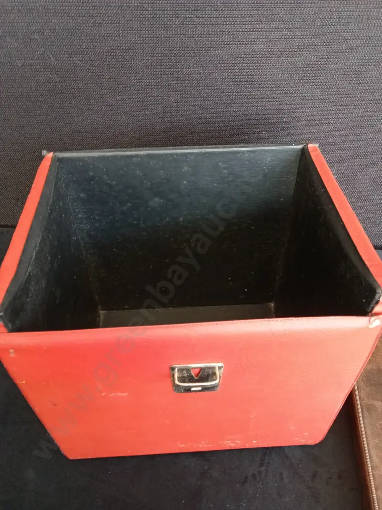 RED VINTAGE CASE H19CM AND 2 FULL VINTAGE PHOTO ALBUMS Image 1++