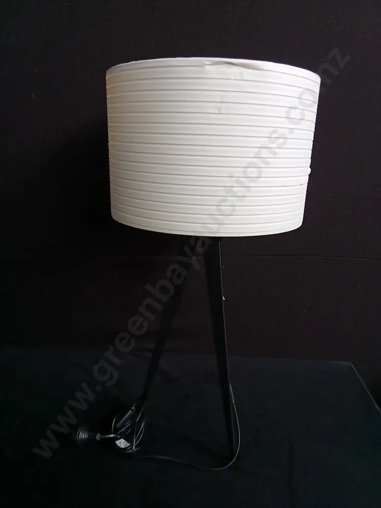 TRIPOD BASED TABLE LAMP INCLUDING LIGHTBULB Image 1++